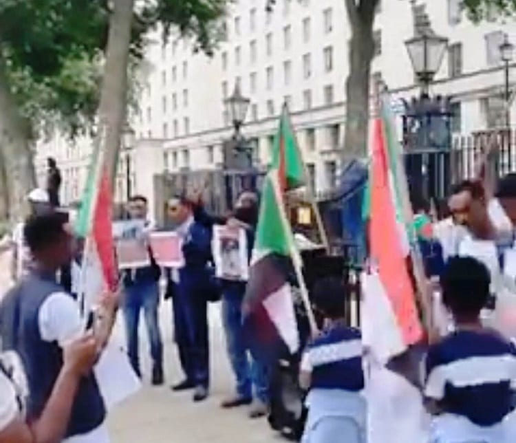 مظاهرة لأبناء الشرق بلندن تضامنا مع سكان دار النعيم ببورتسودان
