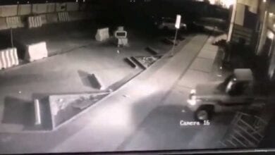 أحد الجناة صدم باب المعرض الرئيسي بواسطة إحدى السيارات المسروقة، مما تسبب بسقوطها وتسهيل عملية السرقة