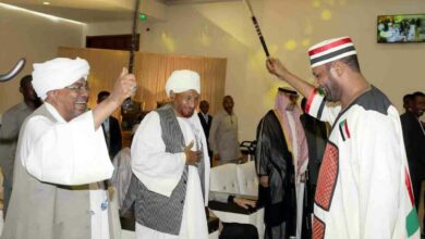 الصادق المهدي وابنه عبدالرحمن، يتلقيان التهاني من المخلوع عمرالبشير