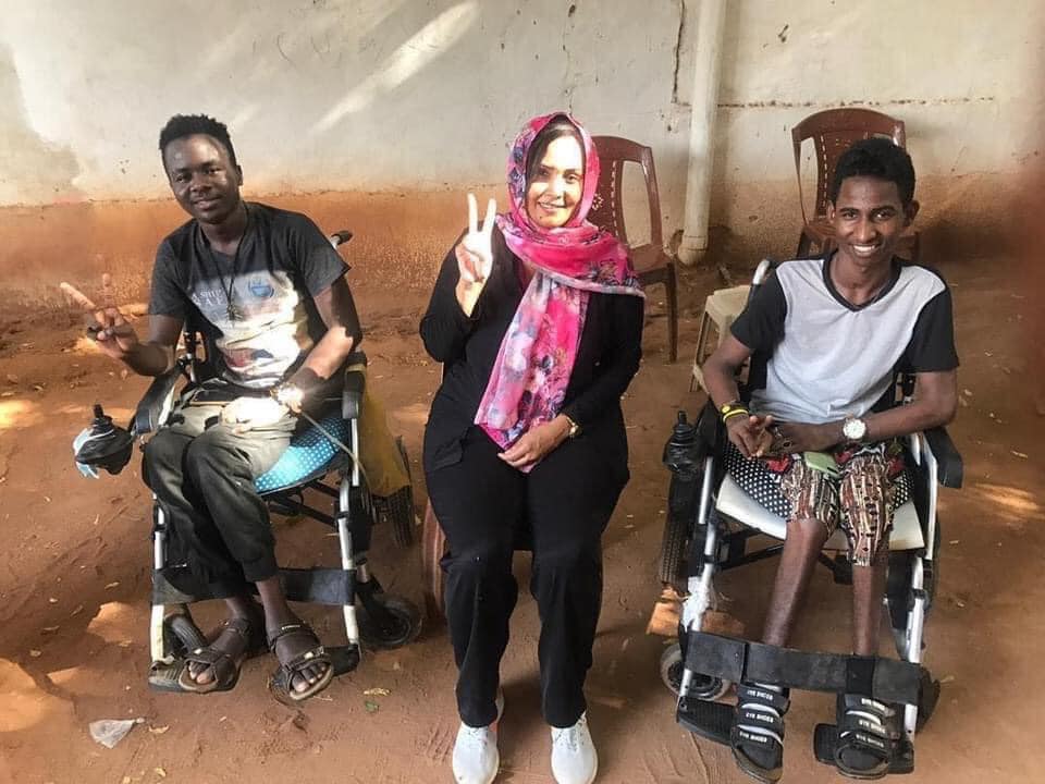 سهير عبدالرحيم وبجانبها عدد من مصابي ثورة ديسمبر وفضّ  الاعتصام