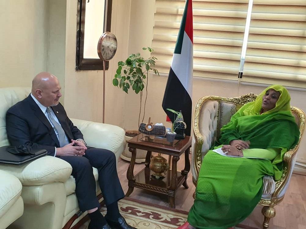 وزيرة الخارجية الدكتورة مريم الصادق إلتقت بمكتبها، بالمدعي العام للمحكمة الجنائية الدولية السيد كريم خان