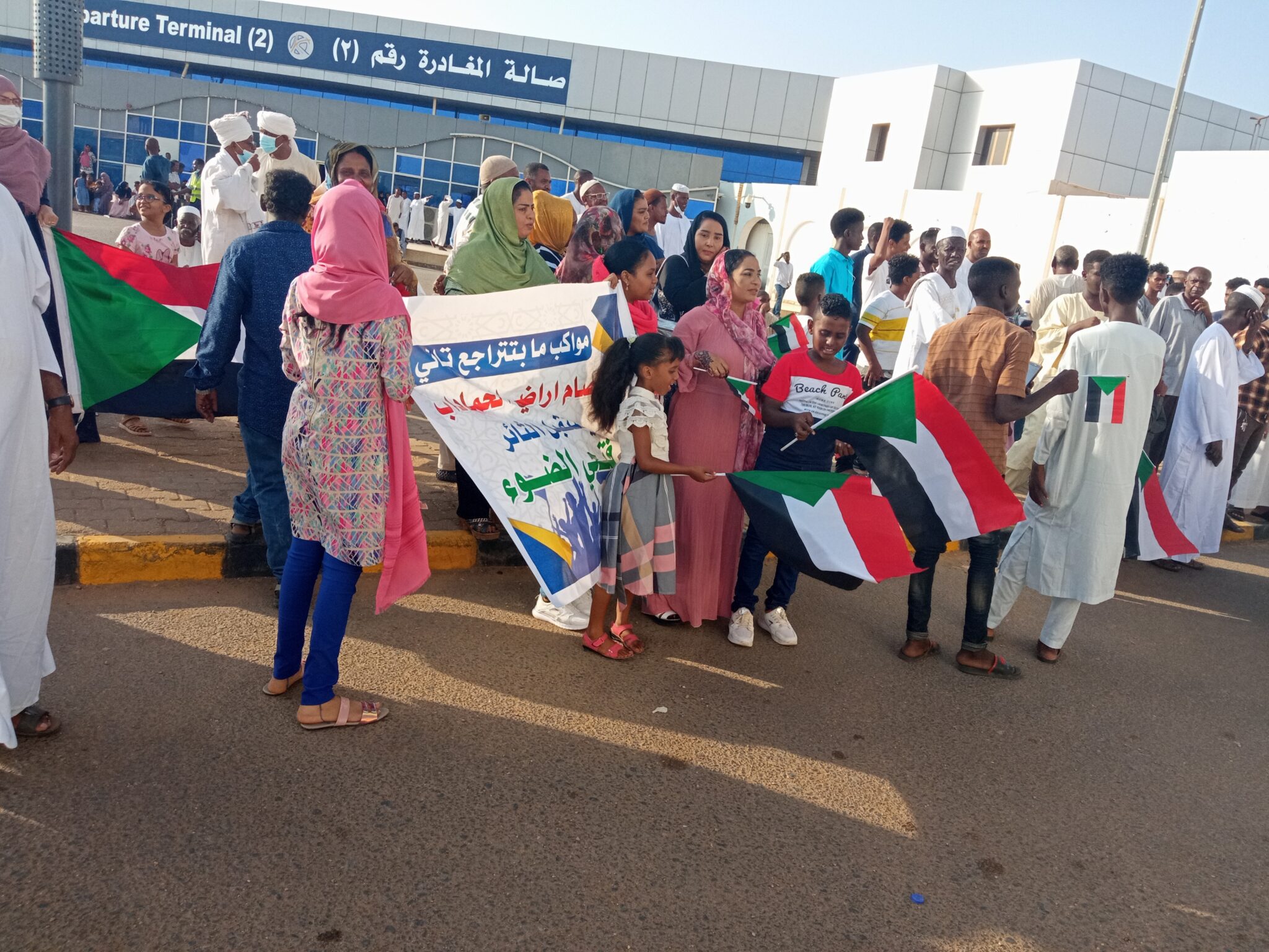 الجماهير تستقبل الكاتب الصحفي الكبير فتحي الضو بهتافات الثورة