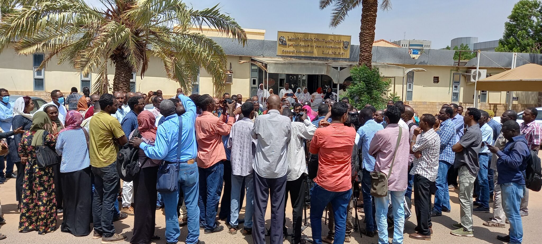الصحفيون ينظمون وقفة احتجاجية تضامناً مع "علي الدالي"