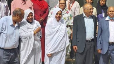 وزيرة الثورة صغيرون مع رمز الفساد مأمون حميدة