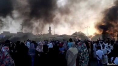 متظاهرون يقطعون الطرق في الخرطوم احتجاجا على اعتقال مسؤولين في الحكومة