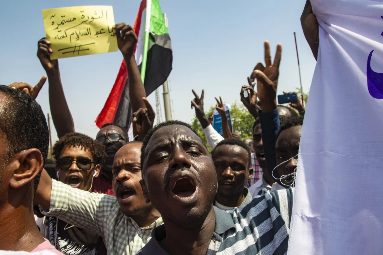 الكاتب: ستنطلق احتجاجات شعبية لا محالة إذا ما تعرضت الثورة للخطر (الأناضول)