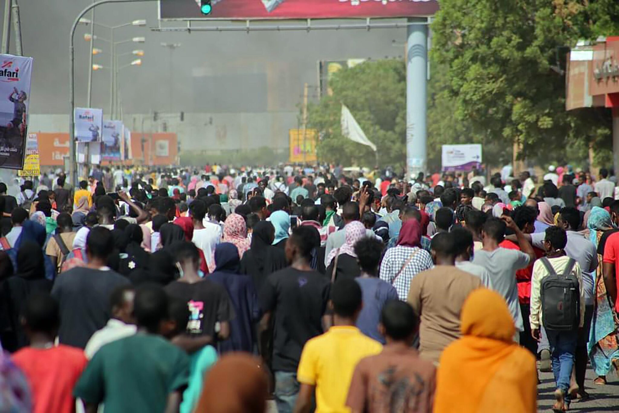 آلاف السودانيين خرجوا للشوارع في مناطق مختلفة للاحتجاج على استيلاء الجيش على السلطة