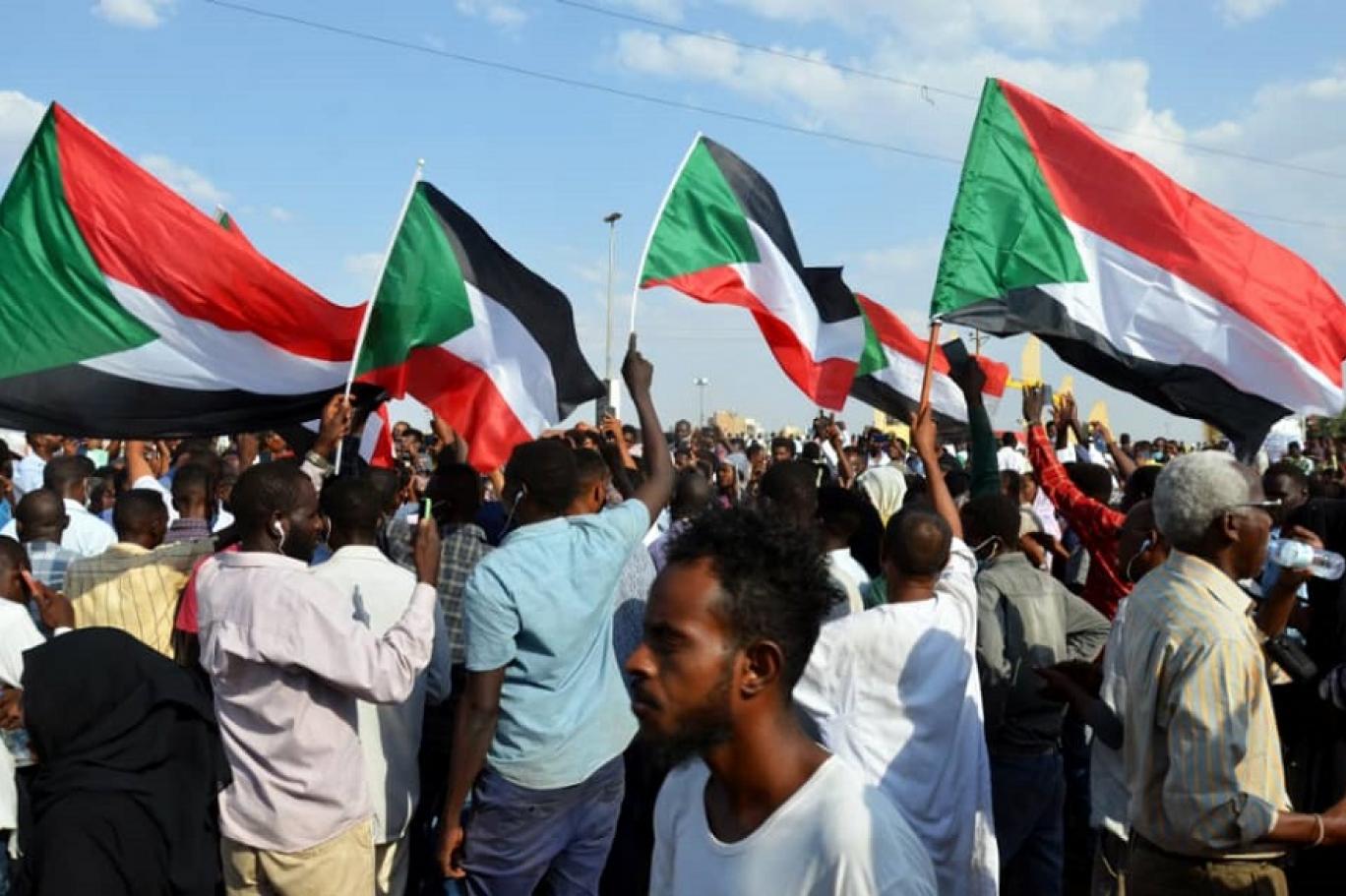 شهد السودان الخميس مسيرتين متناقضتين (اندبندنت عربية - حسن حامد)