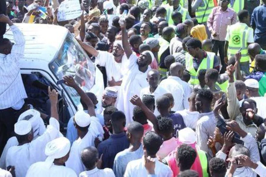 متظاهرون مؤيدون للجيش السوداني يتجمعون أمام القصر الرئاسي في العاصمة الخرطوم للاحتجاج على الحكومة المدنية يوم السبت. تصوير: الطيب صديق - رويترز.