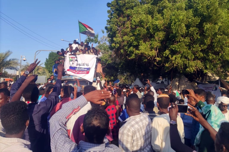 اعتصام القصر الجمهوري تواصل لليوم الرابع للمطالبة بحل حكومة رئيس الوزراء عبد الله حمدوك (الجزيرة)