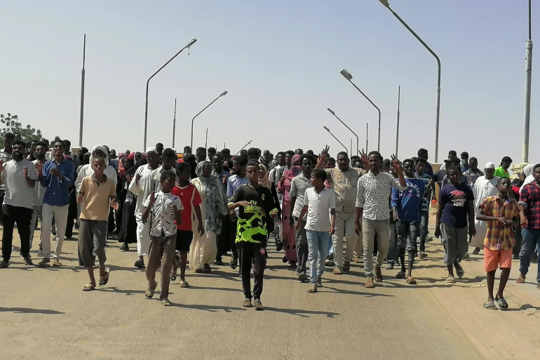استمرار مظاهرات الاحتجاج في السودان على حلّ مؤسسات الحكم الانتقالي (رويترز)