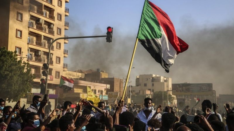 قوات الأمن تطلق قنابل الغاز المسيل للدموع بكثافة لتفريق المتظاهرين.