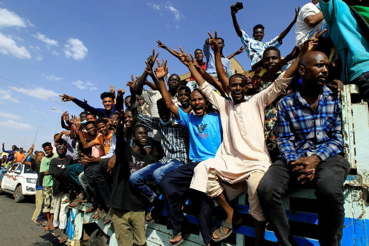 متظاهرون سودانيون في موكب 30 أكتوبر