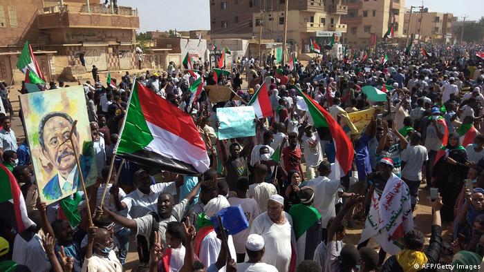 ازدادت الضغوط الداخلية والخارجية على الجيش السوداني بعد الانقلاب على المؤسسات المدنية.