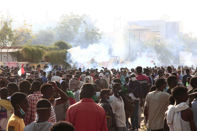 قوات الأمن السودانية تُطلق الغازات المسيلة للدموع وقنابل الصوت على المتظاهرين (AFP)