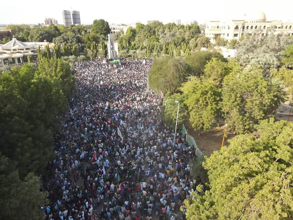 الثوار يصلون إلى محيط القصر الجمهوري