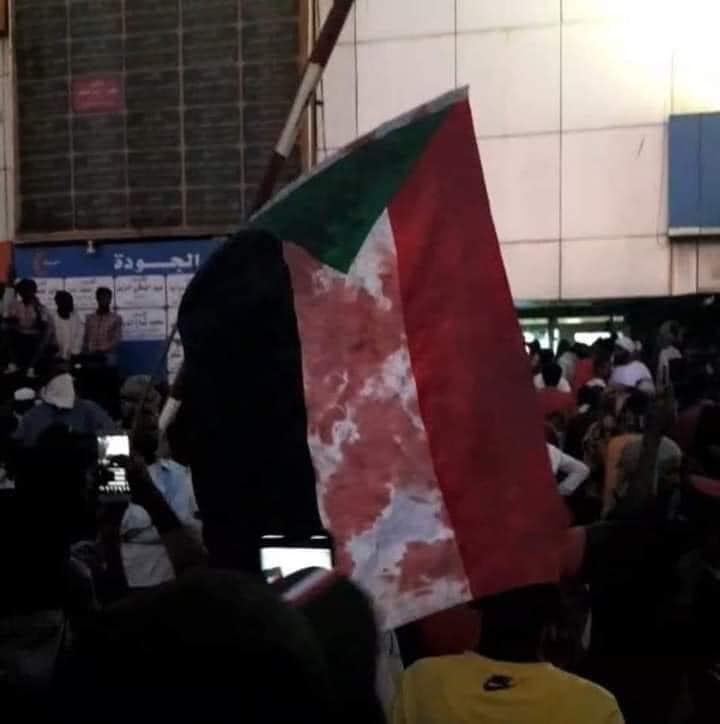العلم السوداني مخضب بالدماء