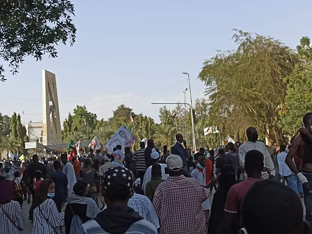 الثوار يتمكنوا من الوصول إلى محيط القصر الجمهوري