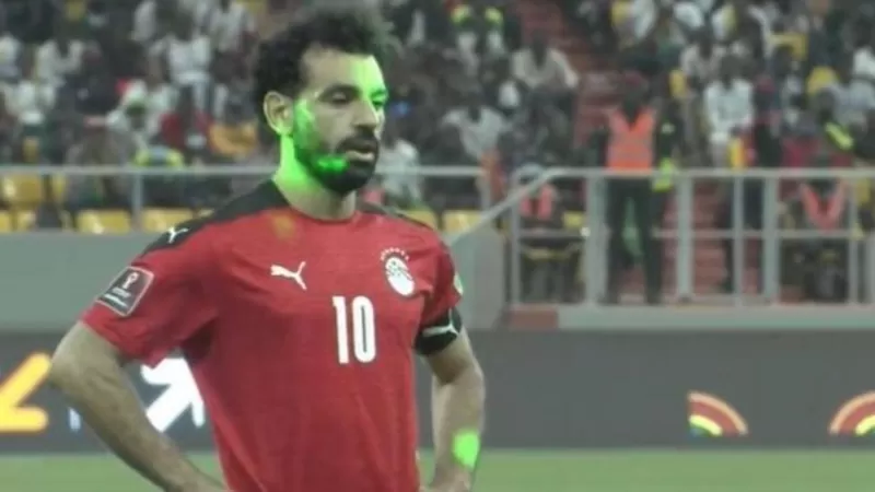 صلاح ولاعبين آخرين في المنتخب المصري كانوا هدفا لمؤشرات الليزر الخضراء في مباراة السنغال الفاصلة