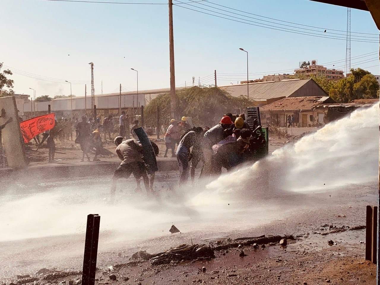 "سمير" يحتمي بـ"ضلفة" شباك غرفتهم الوحيدة لاسقاط الانقلاب