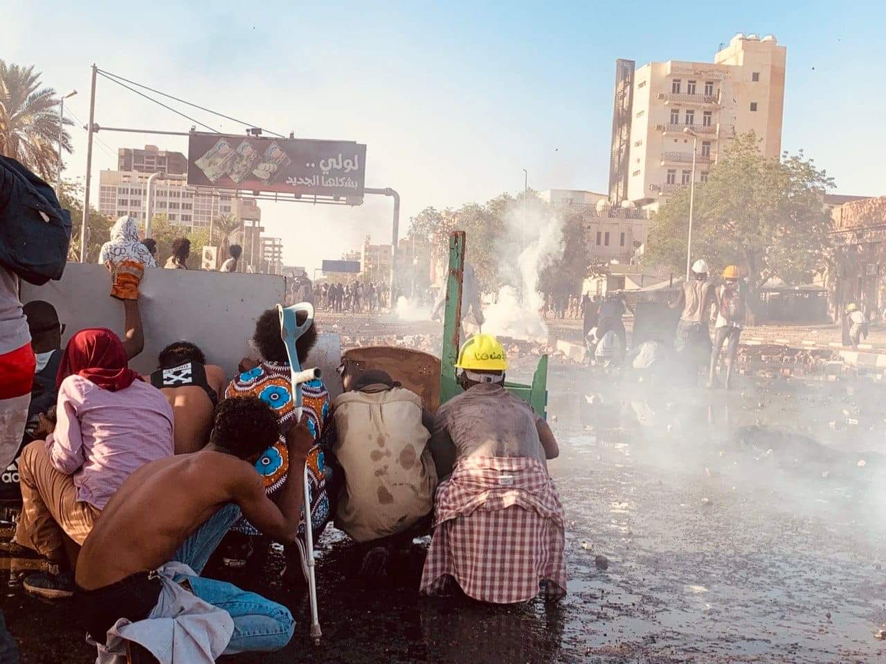 "سمير" يحتمي بـ"ضلفة" شباك غرفتهم الوحيدة لاسقاط الانقلاب