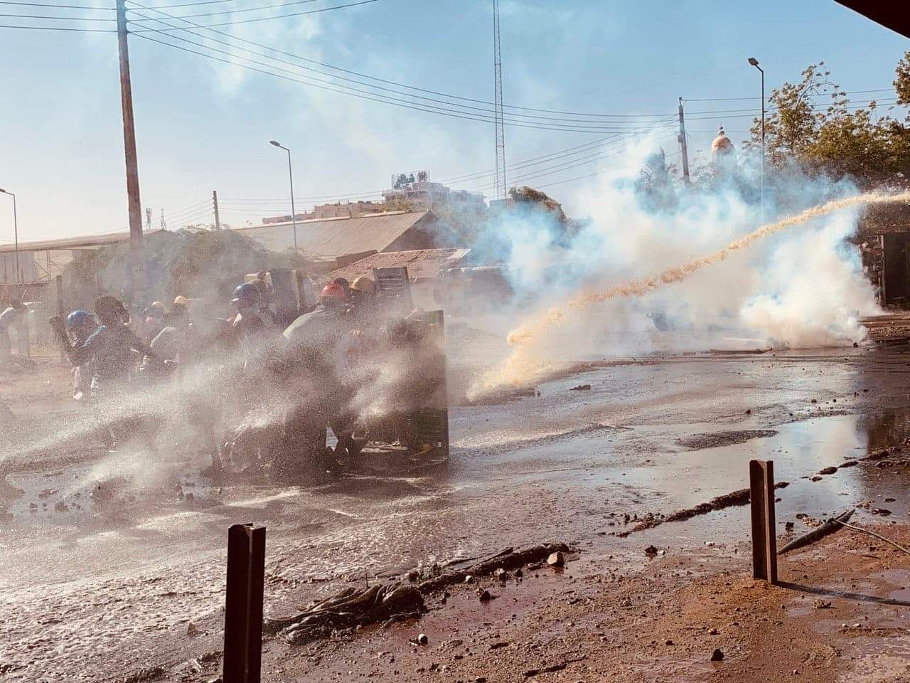 "سمير" يحتمي بـ"ضلفة" شباك غرفتهم الوحيدة لاسقاط الانقلاب