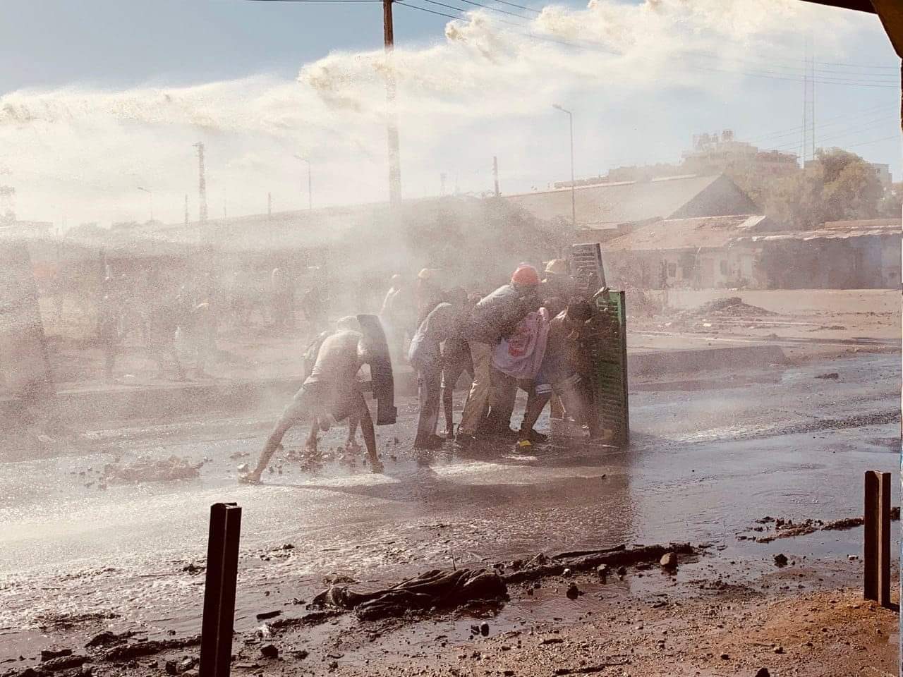 "سمير" يحتمي بـ"ضلفة" شباك غرفتهم الوحيدة لاسقاط الانقلاب