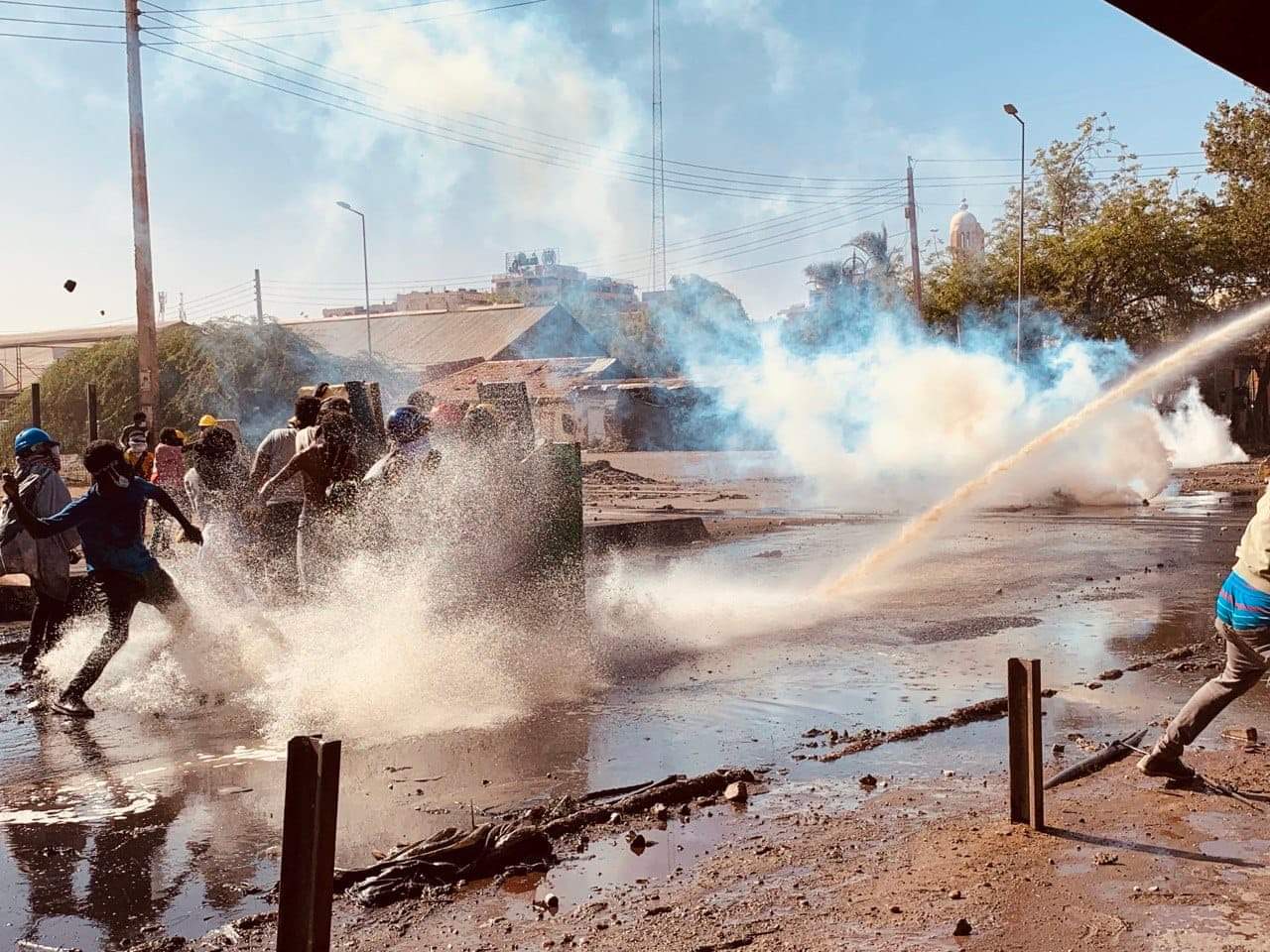 "سمير" يحتمي بـ"ضلفة" شباك غرفتهم الوحيدة لاسقاط الانقلاب