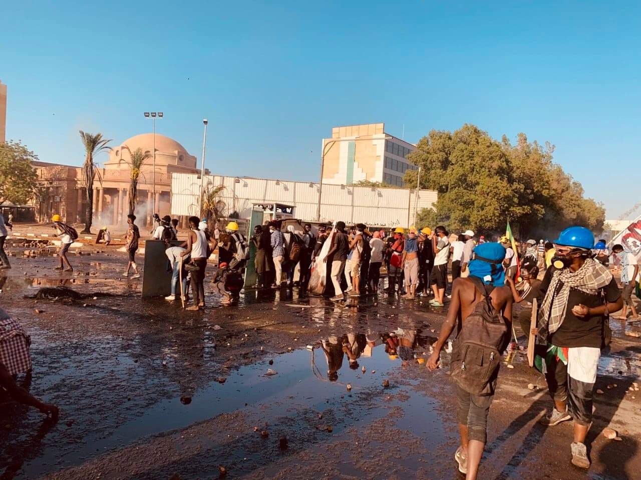 "سمير" يحتمي بـ"ضلفة" شباك غرفتهم الوحيدة لاسقاط الانقلاب