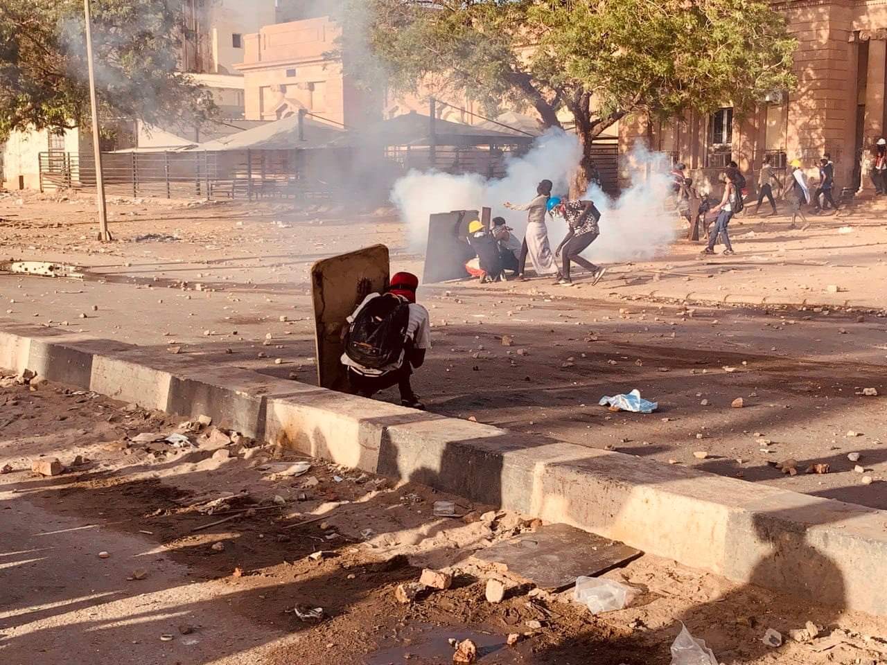 "سمير" يحتمي بـ"ضلفة" شباك غرفتهم الوحيدة لاسقاط الانقلاب