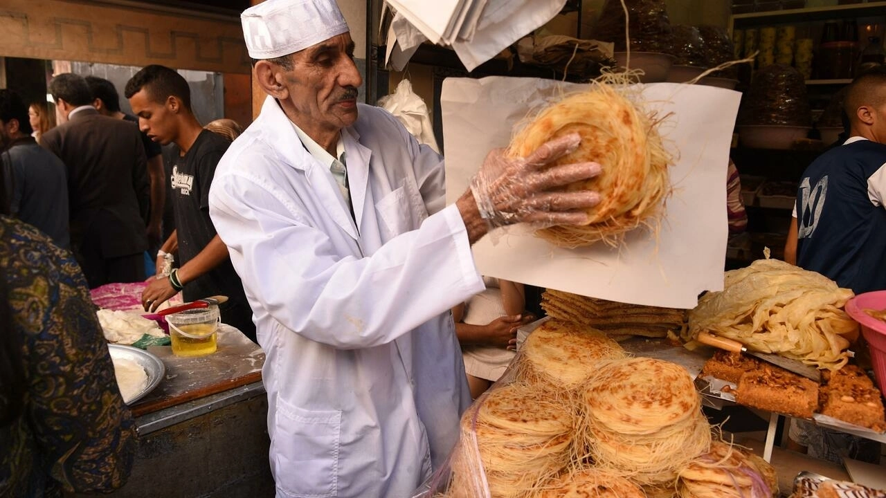 بائع فطائر مغربية تقليدية في سوق شعبي خلال شهر رمضان. © أ ف ب