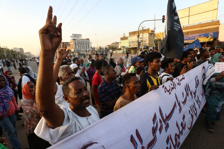 استمرار المظاهرات في العاصمة السودانية الخرطوم للمطالبة بحكومة مدنية (الأناضول)