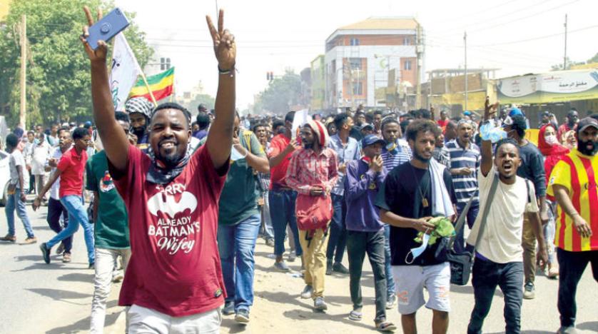 جانب من الاحتجاجات المتواصلة والمطالبة بالحكم المدني في الخرطوم (أ.ف.ب)