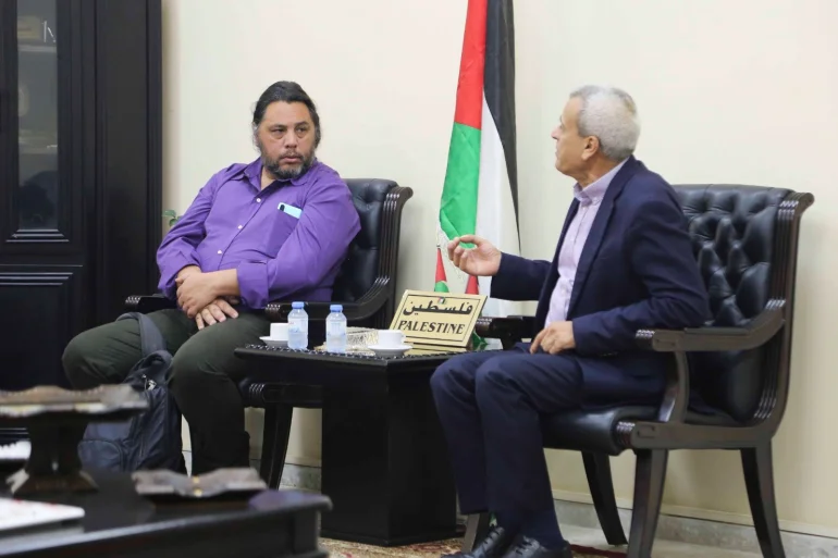 الشاعر والفنان الأرجنتيني ليوناردو جاستون هيرمان في زيارة لفلسطين (مواقع التواصل)