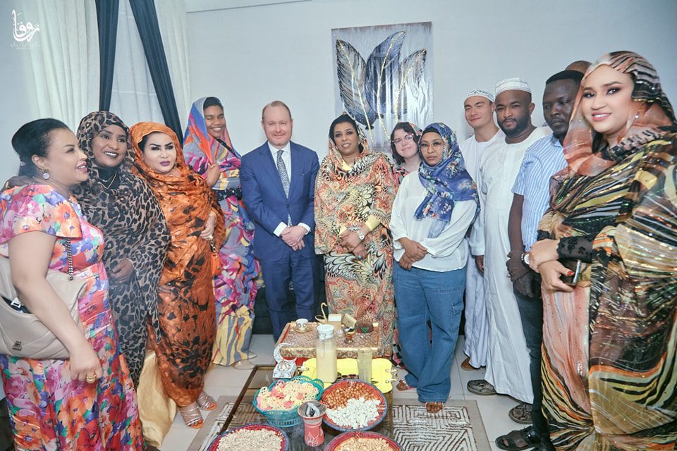 وفد من السفارة الأمريكية بالخرطوم يزور الفنانة الشعبية ميادة قمرالدين