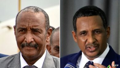 البرهان وحميدتي يشغلان أعلى منصبين في مجلس السيادة الحاكم الذي كان يشرف على عملية الانتقال السياسي بعد انقلاب 2021