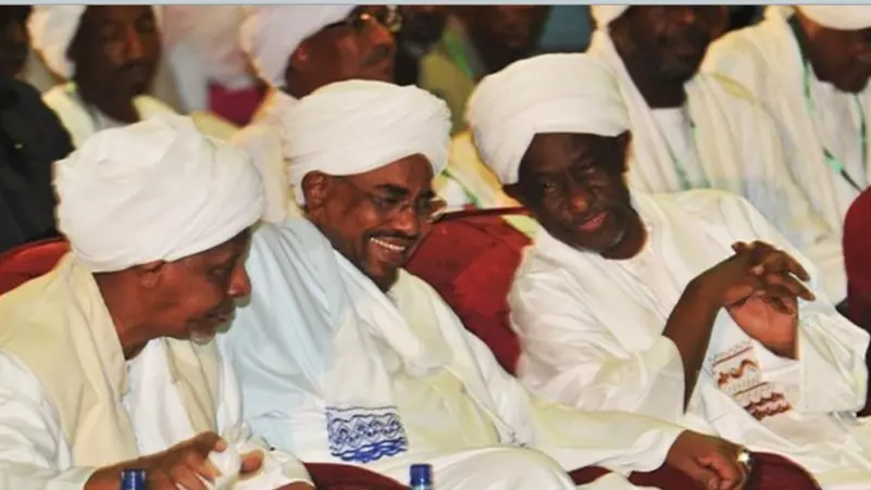 عمر البشير يتوسط علي عثمان ونافع علي نافع - ارشيف
