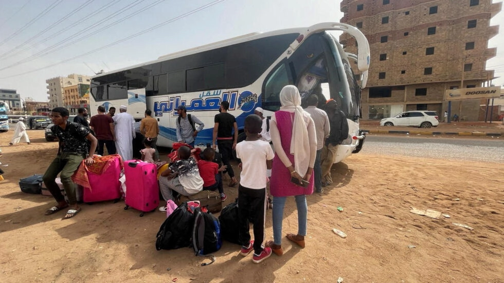 أشخاص يفرون من الاشتباكات بين قوات الدعم السريع شبه العسكرية والجيش في العاصمة السودانية الخرطوم. 24/04/2023 © رويترز
