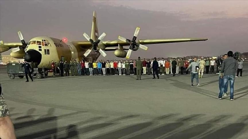 طائرة تقل الرعايا المصريين من السودان
