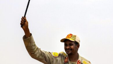 ما إن ظهر حميدتي على ساحة السياسة المدنية في الخرطوم بعد الثورة حتى سخر منه أهلها (أ ف ب)