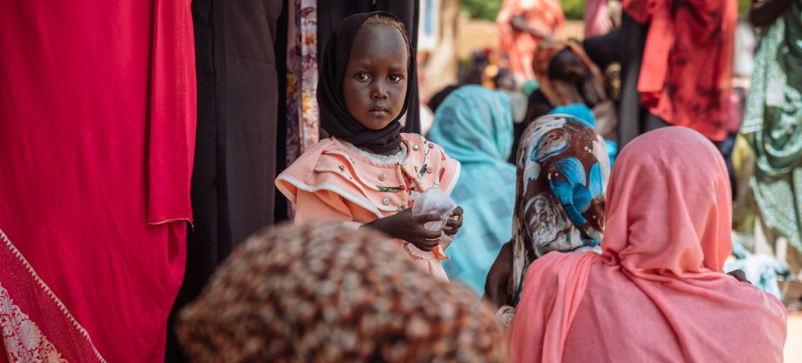 © IOM/Muse Mohammed طفلة سودانية في أحد مخيمات النازحين داخليا في غرب دافور، السودان.