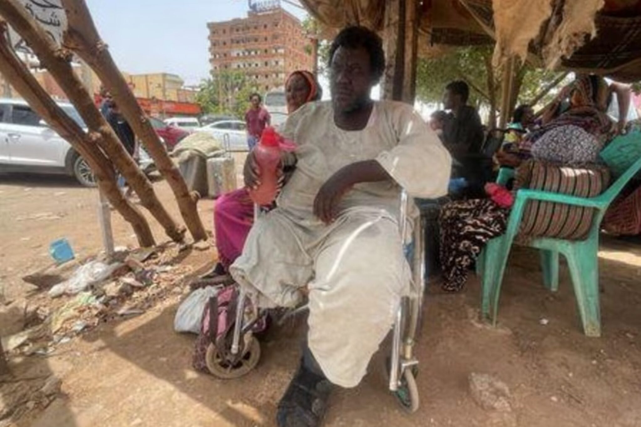 أشخاص فارون من الاشتباكات بين قوات الدعم السريع شبه العسكرية والجيش السودان يستريحون في الخرطوم يوم الثلاثاء. تصوير: الطيب صديق – رويترز. reuters_tickers