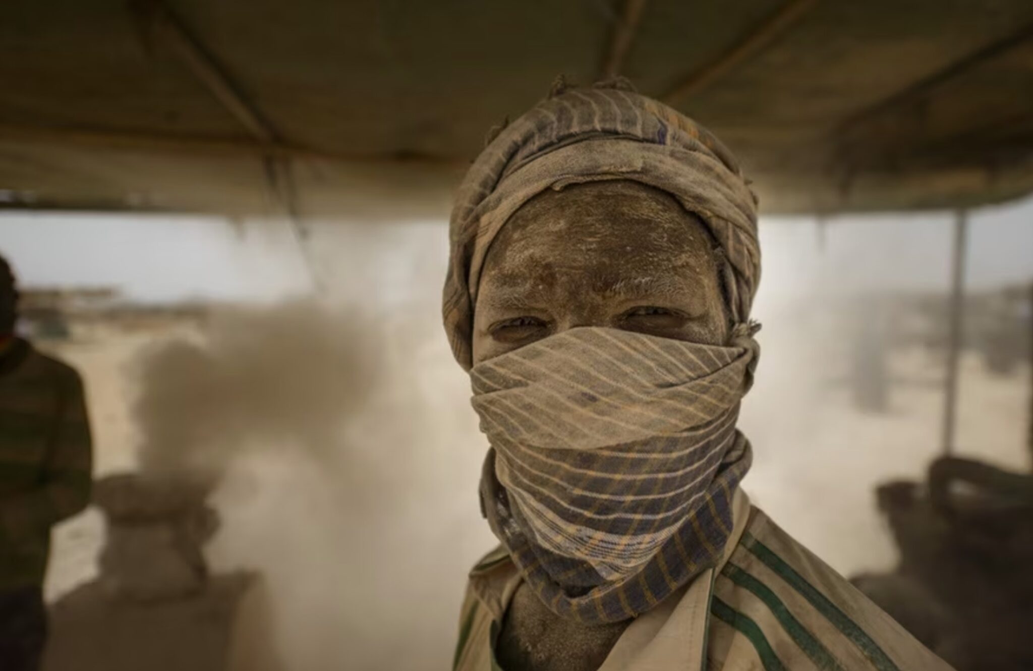 حفار ذهب يعمل في ما يُعرف بـ "سوق الذهب" في دلقو، شمالي السودان. Keystone / Novarc Images / Nicolás Marino