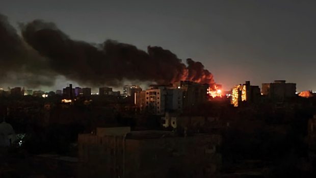 في عام 2005، وتحت ضغط دولي، وقعت الحكومة السودانية اتفاقية سلام مع متمردي الجنوب، مع وعد بإجراء استفتاء جنوبي على الاستقلال، وفي عام 2011، صوت جنوب السودان للانفصال، مما حرم الخرطوم من ثلاثة ارباع من عائداتها النفطية، وبدون السيولة الدولارية، بدأت آلة التعاملات المصلحية في قلب النظام السوداني والتي يستخدمها البشير في الانهيار.