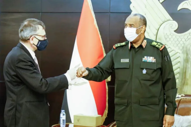 رئيس مجلس السيادة بالسودان عبد الفتاح البرهان (يمين) خلال لقاء سابق مع المبعوث الأممي فولكر بيرتيس (الصحافة السودانية)