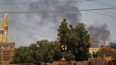 تصاعد الدخان فوق مدينة الخرطوم جراء الاشتباكات خلال أيام الهدنة