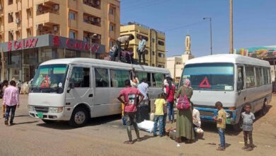 سودانيون يستقلون حافلة لمغادرة جنوب الخرطوم أمس بعد بدء الهدنة (أ.ف.ب)