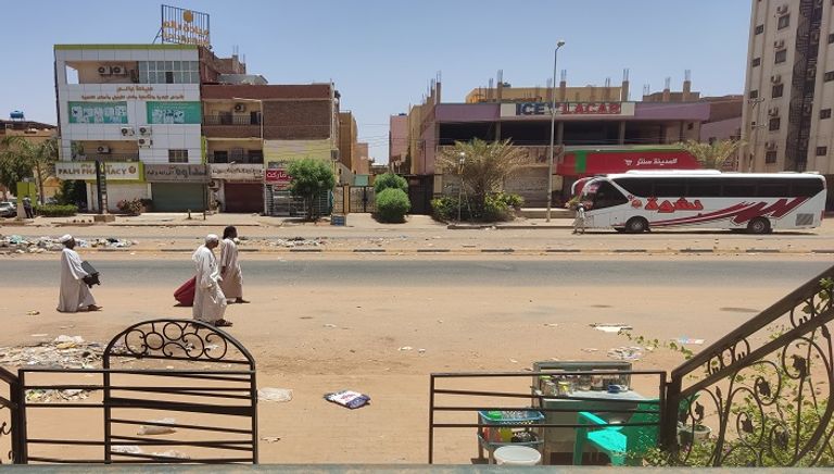 ويشهد السودان، منذ منتصف أبريل/نيسان الماضي، اشتباكات بين الجيش بقيادة عبد الفتاح البرهان و"الدعم السريع" بقيادة محمد حمدان دقلو (حميدتي)، تشمل العاصمة الخرطوم ومدنا أخرى شمالي وغربي البلاد.