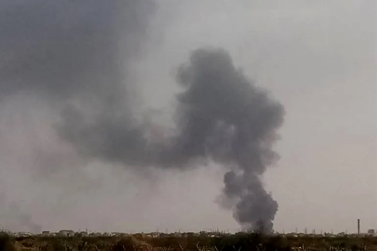 تصاعد الدخان فوق منطقة بحري مع استئناف القتال في الخرطوم (الفرنسية)