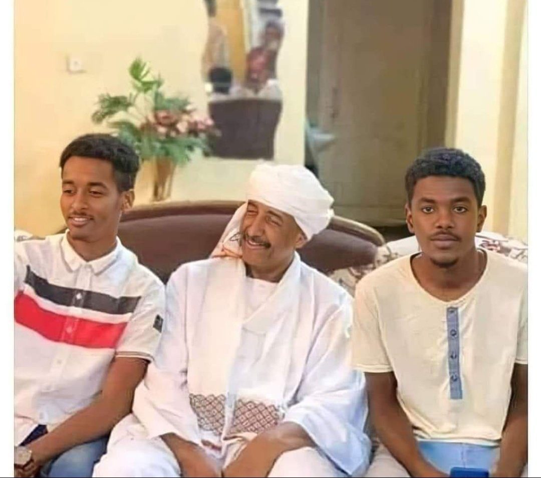 البرهان دعا شباب السودان إلى حمل السلاح والدفاع عن الجيش